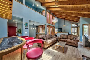 Televisie, een tafeltennistafel en een computerscherm