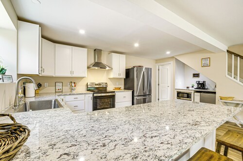 Waterfront Escape in Cub Run w/ Deck & Hot Tub!