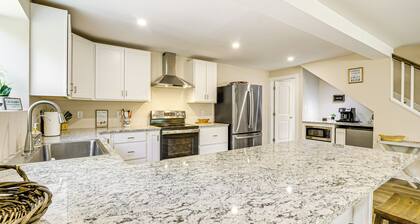 Waterfront Escape in Cub Run w/ Deck & Hot Tub!