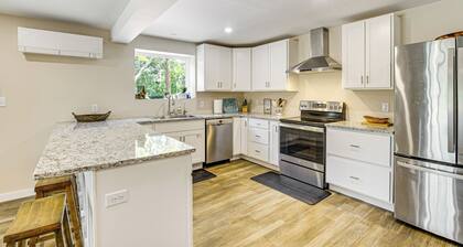 Waterfront Escape in Cub Run w/ Deck & Hot Tub!