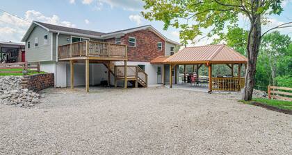 Waterfront Escape in Cub Run w/ Deck & Hot Tub!