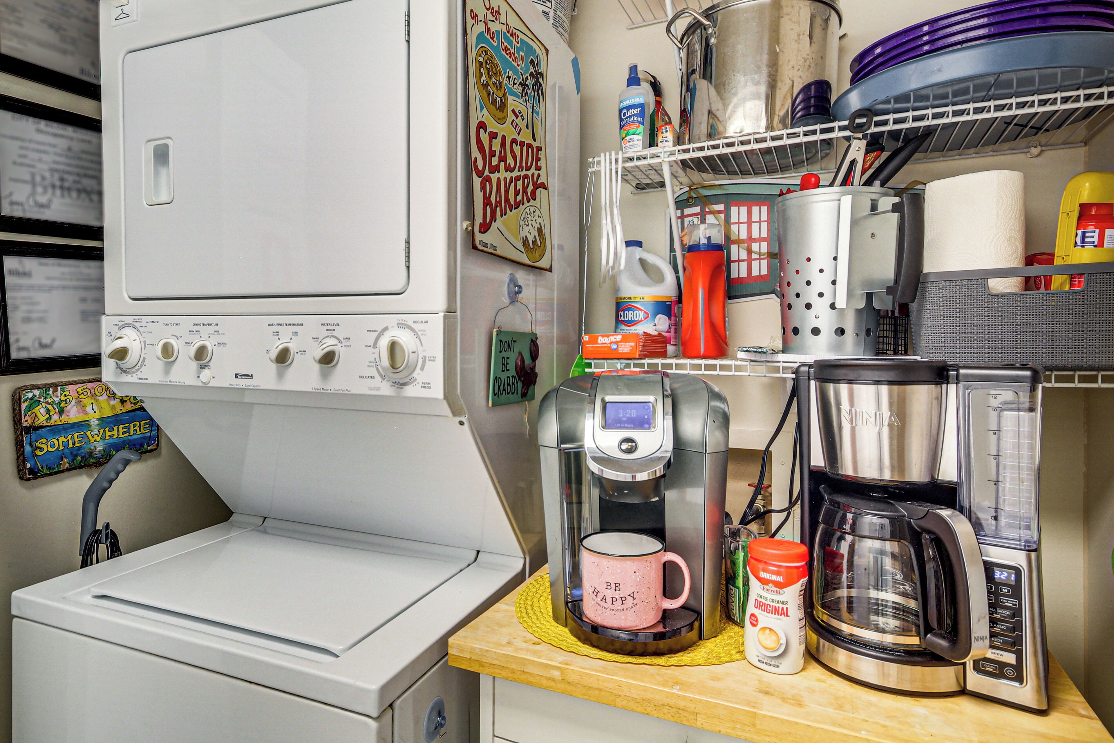 Eine Küche mit Kaffeemaschine, Mixer und Mikrowelle.