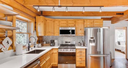 Deck & Pool Access: Pine Mountain Club Cabin!