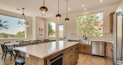 Gorgeous Kanab Home: Canyon Views & Pool Access!