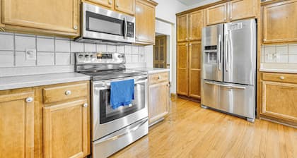 Pet-friendly Johnston Getaway w/ Deck & Yard!