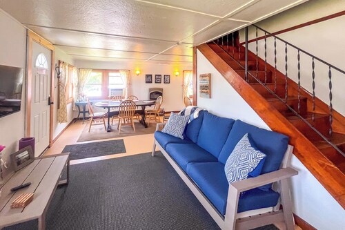 Steps to Lake + Public Boat Ramp: Edinboro Cottage