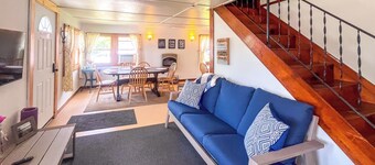 Steps to Lake + Public Boat Ramp: Edinboro Cottage