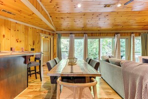 Interior - Creekside Cabin Rental ~ 8 Mi to Downtown Ellijay! (Ellijay)