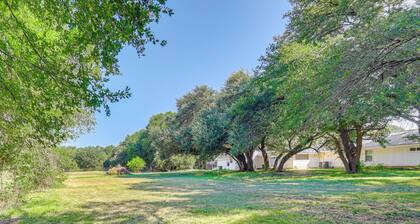 11 Mi to Dtwn Waco: Pet-friendly Home w/ Deck