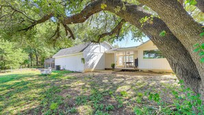 Interior - 11 Mi to Dtwn Waco: Pet-friendly Home w/ Deck (Waco)