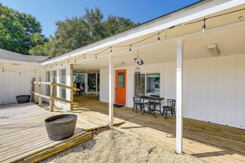 11 Mi to Dtwn Waco: Pet-friendly Home w/ Deck