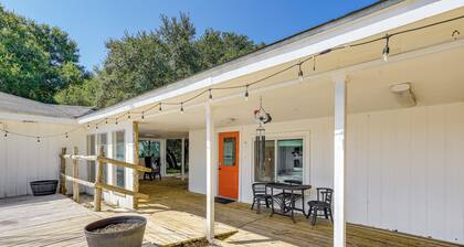 11 Mi to Dtwn Waco: Pet-friendly Home w/ Deck