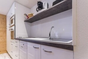 Kühlschrank, Mikrowelle, Ofen, Wasserkocher mit Kaffee-/Teezubehör