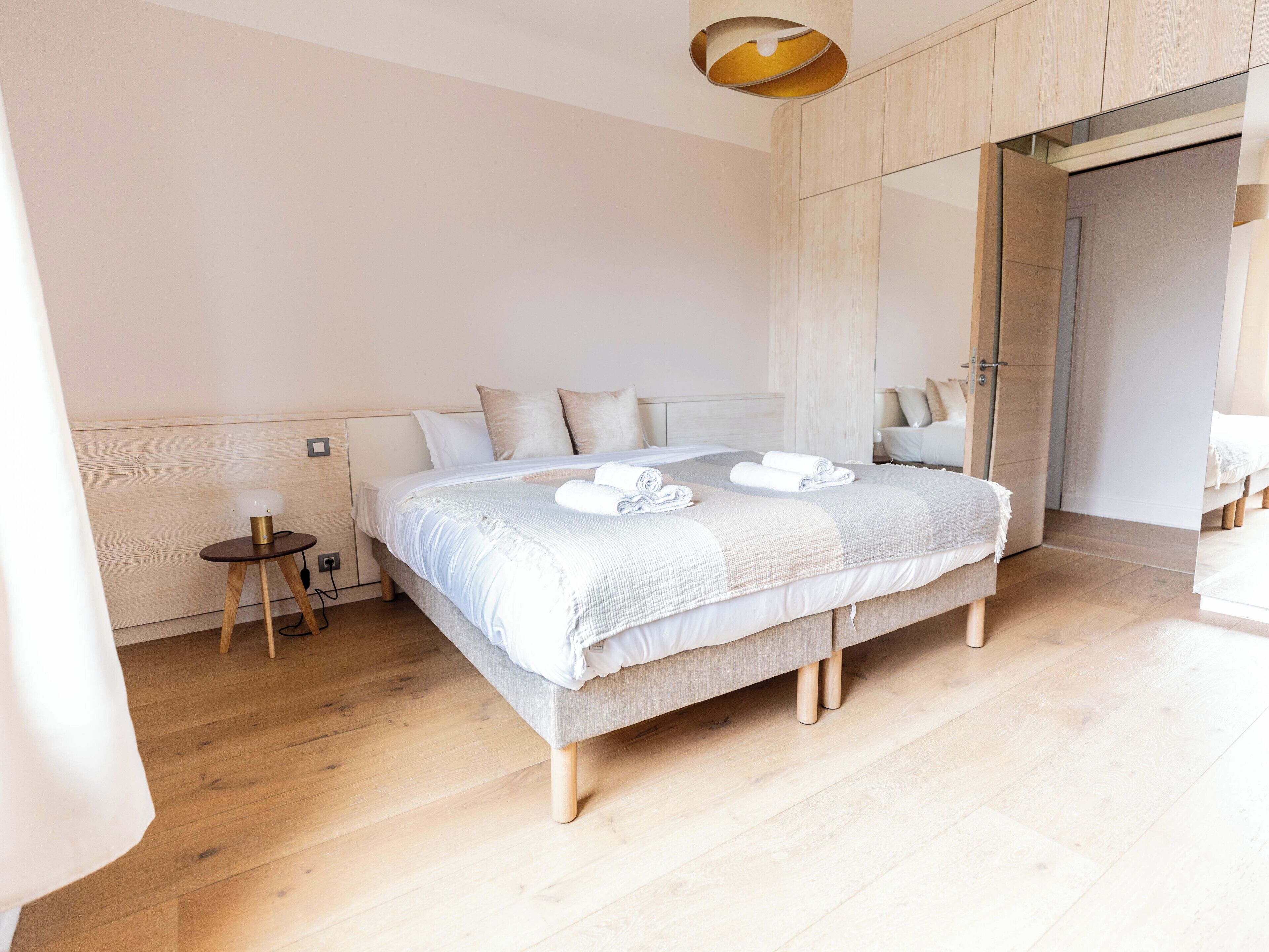 4 habitaciones, tabla de planchar con plancha, cuna de viaje y wifi 