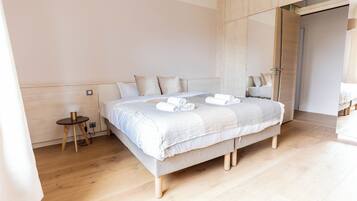 4 habitaciones, tabla de planchar con plancha, cuna de viaje y wifi