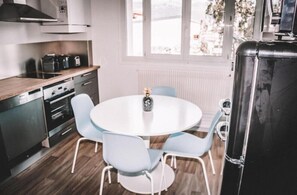 Réfrigérateur, four à micro-ondes, un four, surface de cuisson