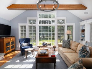 Smart TV, lettore DVD, tavolo da ping pong, libri