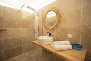 Douche, séchoir à cheveux, serviettes fournies, savon