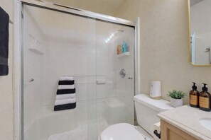Dusche, Haartrockner, Handtücher, Seife