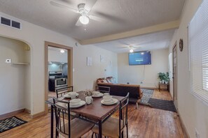 Interior - Cozy 3BR Modern Casita in Albuquerque w/ Wifi & Parking (Albuquerque)