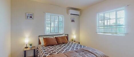 3 bedrooms, iron/ironing board, WiFi, bed sheets