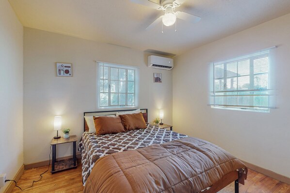 3 bedrooms, iron/ironing board, WiFi, bed sheets - Cozy 3BR Modern Casita in Albuquerque w/ Wifi & Parking (Albuquerque)