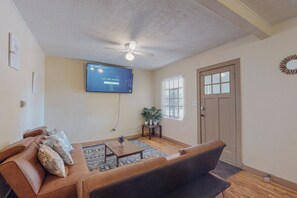 Living area - Cozy 3BR Modern Casita in Albuquerque w/ Wifi & Parking (Albuquerque)