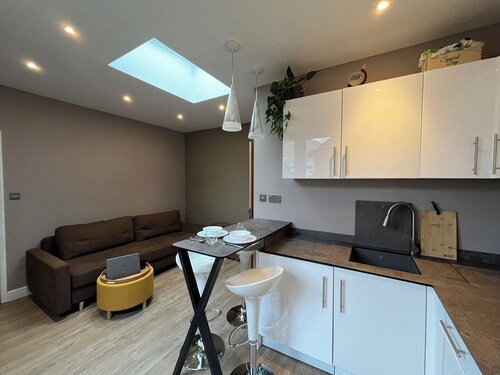 Private Garden Studio - L&D Hospital -FREE Wi-fi & Parking- 15min to the Airport