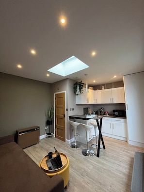 Interior - Private Garden Studio - L&D Hospital -FREE Wi-fi & Parking- 15min to the Airport (Luton)