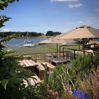 4 habitaciones, escritorio y tabla de planchar con plancha 