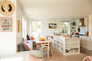 Casa | 4 dormitorios, escritorio, tabla de planchar con plancha y Internet