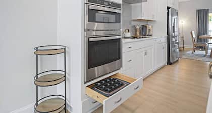 NEW Luxury Condo, Rooftop Terrace, EV Charger!