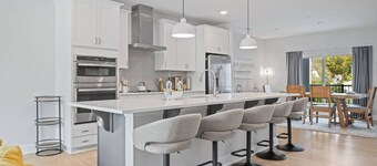 NEW Luxury Condo, Rooftop Terrace, EV Charger!