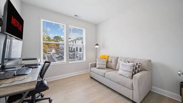 Televisión, chimenea y oficina