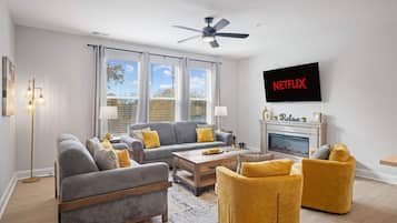 Televisión, chimenea y oficina