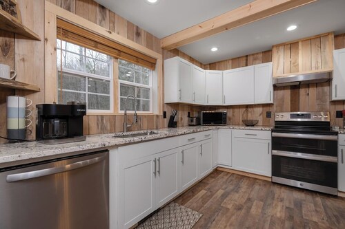 Boone Getaway | Dog Friendly, Hot Tub, Fire Pit!