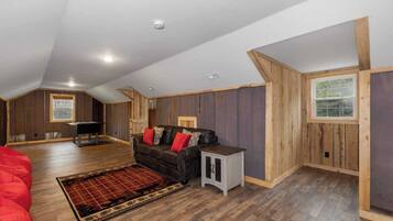 Älytelevisio, takka, videopelejä, työhuone