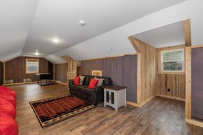 Smart TV, chimenea, videojuegos y oficina
