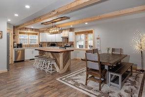 Dining - Boone Getaway | Dog Friendly, Hot Tub, Fire Pit! (Watauga County)