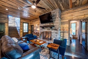 Smart TV, fireplace, stereo - Island in the Stream Spacious Creekside Cabin - Wi-Fi, Hot Tub, Arcade (Broken Bow)