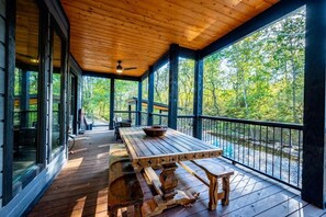 Outdoor dining - Island in the Stream Spacious Creekside Cabin - Wi-Fi, Hot Tub, Arcade (Broken Bow)