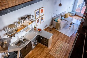 Apartamento Confort, vistas a la ciudad | Zona de estar | Una televisión