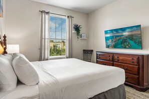 3 slaapkamers, een bureau, een strijkplank/strijkijzer, reisbedje