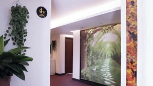 A hallway with a large mural of a pathway, a potted plant, and a sign indicating room number 4F. - Guangli Hotel (Haizhu Square) (Guangzhou)