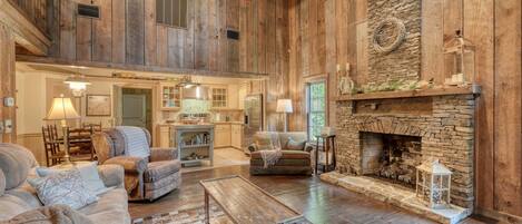 TV connectée, cheminée, livres