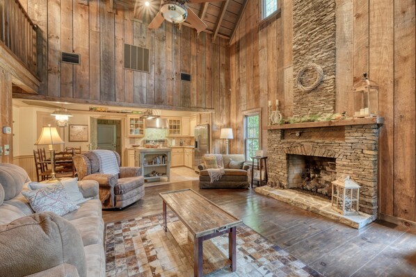 Una Smart TV, una chimenea, libros