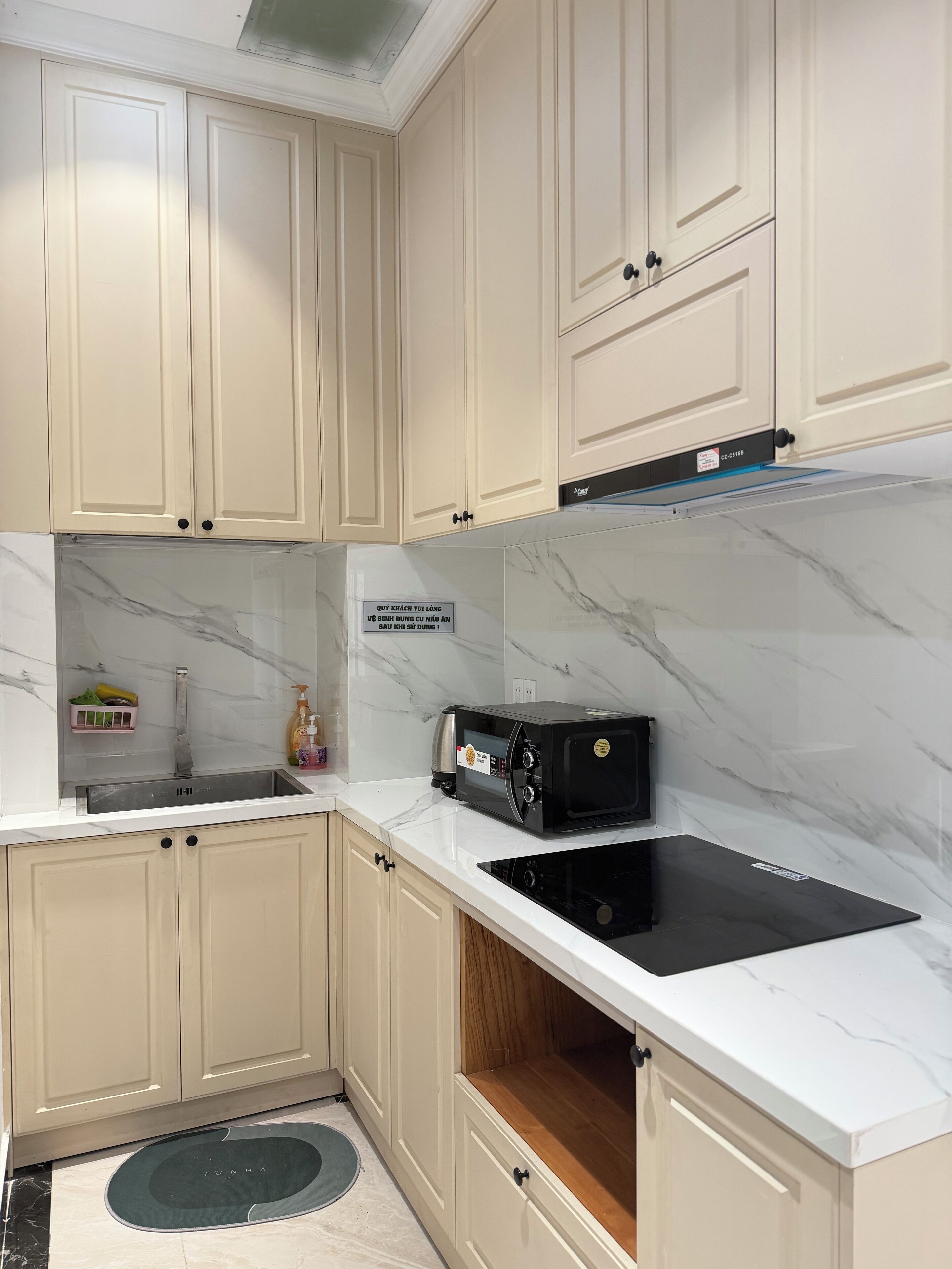 Twin Room, City View | Private kitchen | Microwave