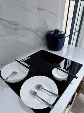 Twin Room, City View | Shared kitchen facilities