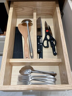 Tvåbäddsrum - utsikt mot staden | Delat matlagningsutrymme | Mikro i allmänt utrymme