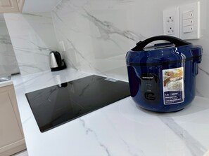 Twin Room, City View | Shared kitchen - LOUIS HOUSE  (Ho Chi Minh City)